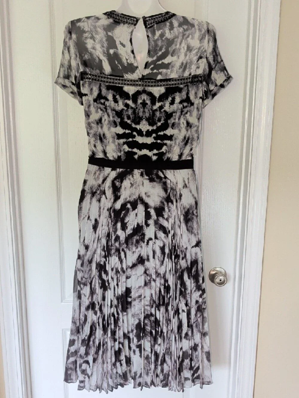 Karen Millen Black and White Printed Short-Sleeve Midi Dress - Picture 7 of 14
